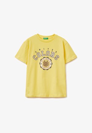 Żółty t-shirt z krótkim rękawem z napisem "UNITED COLORS" oraz okrągłym emblematem z logo "United Colors of Benetton" na przodzie.