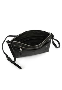 Sac à bandoulière en cuir noir avec des zippers en argent, plusieurs compartiments et une surface texturée. Sangle ajustable pour plus de polyvalence.