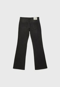 Schwarze Schlagjeans mit klassischer Denim-Textur, die zwei Gesäßtaschen und ein Taillenschild mit weißem Druck aufweist.