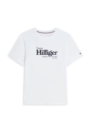 Λευκό κοντομάνικο T-shirt με στρογγυλή λαιμόκοψη και μαύρο κείμενο "Tommy Hilfiger Authentic Ocean Pursuits TH 85" μπροστά και μικρή σημαία εμπορικού σήματος στο αριστερό μανίκι.