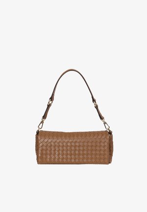 Gewebte braune Lederhandtasche mit Schultergurt, rechteckiger Form und Messingbeschlägen. Texturierte Oberfläche mit Kreuzhatch-Muster.