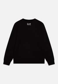 Sudadera negra de mangas largas, con escote redondo y puños acanalados. Presenta un pequeño logotipo blanco de EA7 en la parte superior de la espalda. Material textil suave.