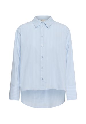 Chemise bleu clair à manches longues, boutonnée, fines rayures verticales discrètes, col pointu et ourlet arrondi asymétrique. Aucune personne visible.