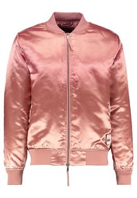 Rosa Satin-Bomberjacke mit Reißverschluss vorne, gerippten Bündchen und Saum. Mit einem kleinen Logopatch auf der unteren Seite. Glatte Textur.