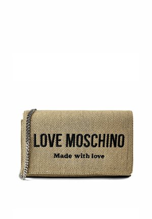 Pochette rectangulaire en tissu beige tissé avec texte noir « LOVE MOSCHINO Made with love » et une bandoulière chaîne argentée sur fond blanc.