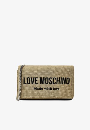 Pochette rectangulaire en tissu beige tissé avec texte noir « LOVE MOSCHINO Made with love » et une bandoulière chaîne argentée sur fond blanc.