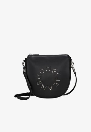 Borsa a tracolla in pelle sintetica nera con forma arrotondata, caratterizzata da borchie argento disposte in un design circolare a logo e una chiusura con zip.
