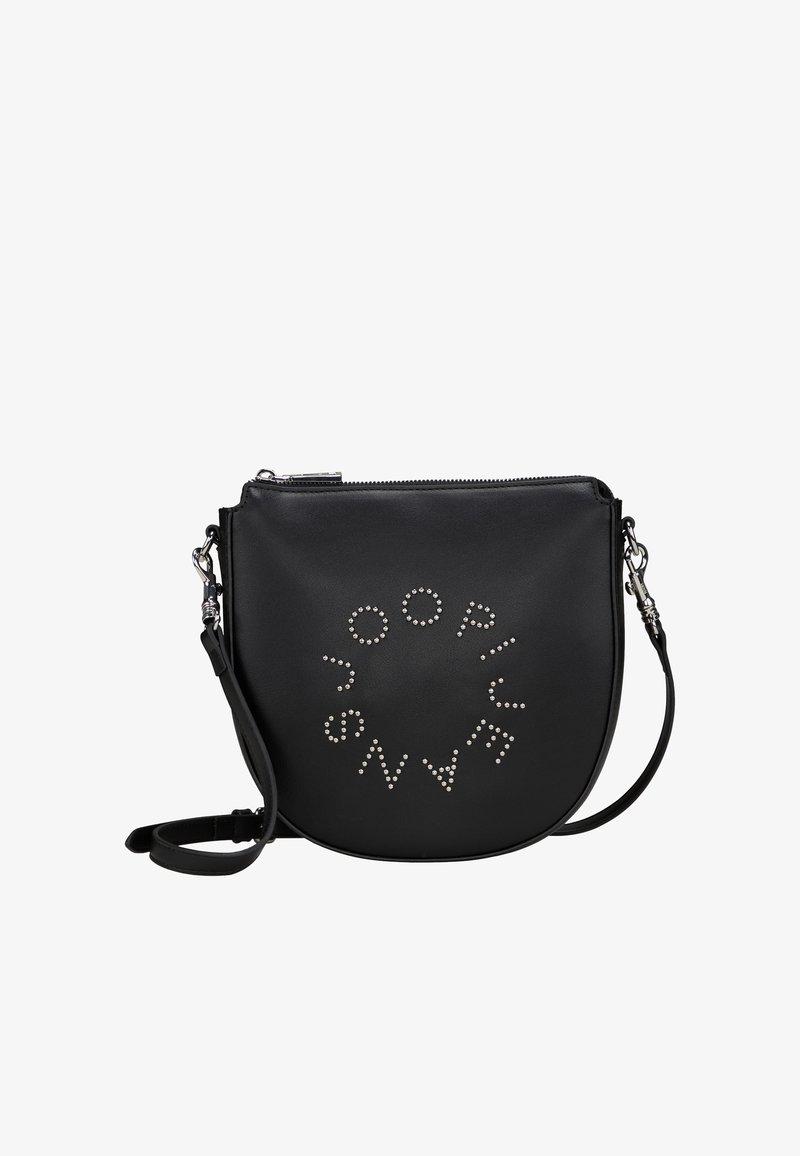 Černá crossbody taška z umělé kůže se zaobleným tvarem, zdobená stříbrnými hroty uspořádanými do kruhového vzoru loga a se zipovým uzávěrem.