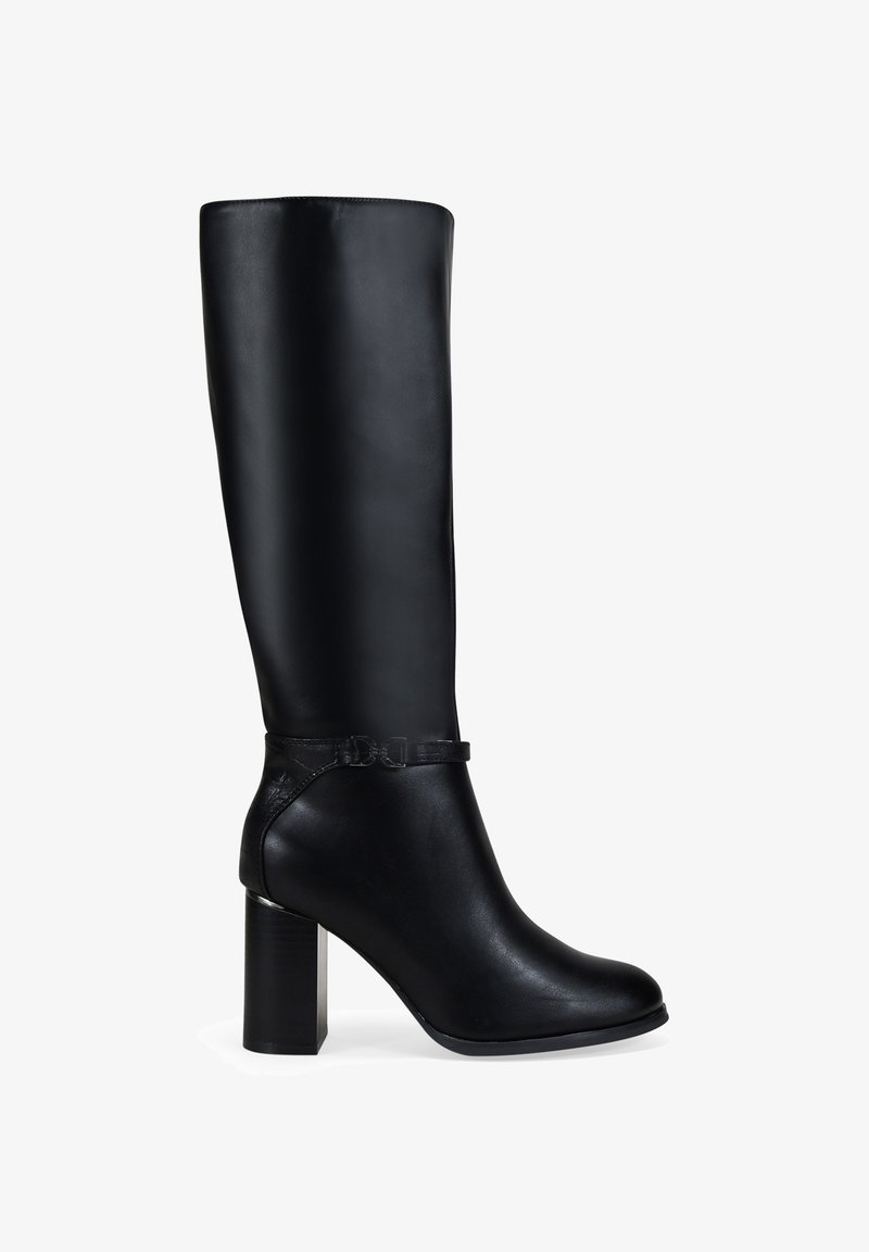 Bota de cuero negra hasta la rodilla con tacón cuadrado y tira decorativa alrededor del tobillo sobre fondo blanco.