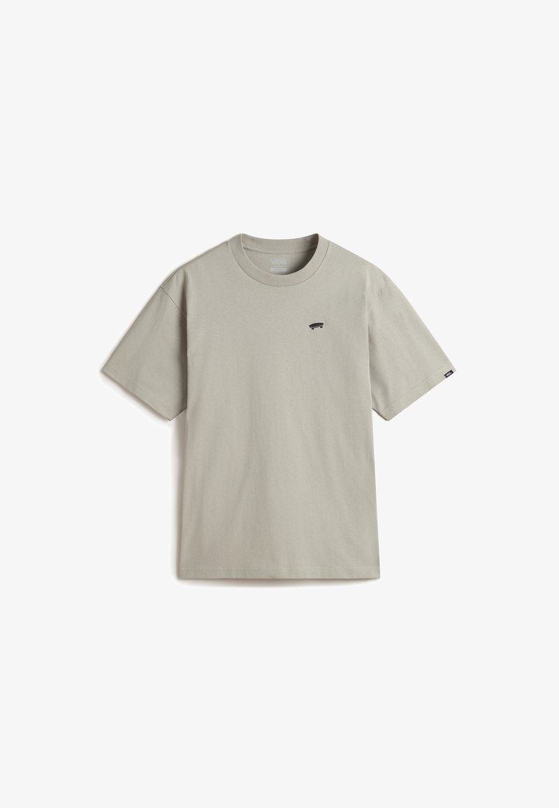 T-shirt gris clair à manches courtes avec col rond, petit motif de skateboard noir sur la poitrine gauche et petite étiquette sur la manche gauche.