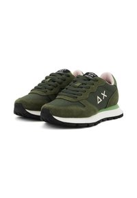 Par de zapatillas de ante y tela verdes con suelas negras, cordones negros y logotipos geométricos blancos a los lados, en ángulo para mostrar el frente y el lado.