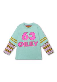 Mintgroen langslouch shirt met gedurfde roze "63 OILY" print, met gestreepte mouwen in bruin, roze en crème. Zachte stof, relaxte pasvorm.