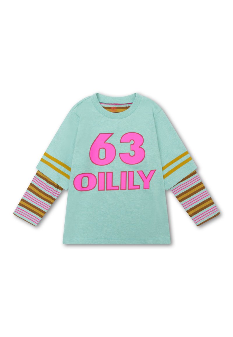 Mintgroen langslouch shirt met gedurfde roze "63 OILY" print, met gestreepte mouwen in bruin, roze en crème. Zachte stof, relaxte pasvorm.