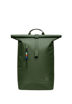 Ciemnozielony plecak z rolowanym zamknięciem, posiadający przednią pionową kieszeń na zamek oraz górny uchwyt do przenoszenia, z logo "GOT BAG" w prawym dolnym rogu.
