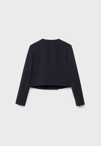 Černý krátký blejzr s dlouhými rukávy zobrazený zezadu na jednobarevném světle šedém pozadí.