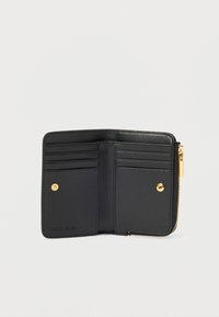 Zwartleren portemonnee met een ritssluiting, meerdere kaartsleeves en een gouden knoopdetail. Gladde structuur met een strak ontwerp.