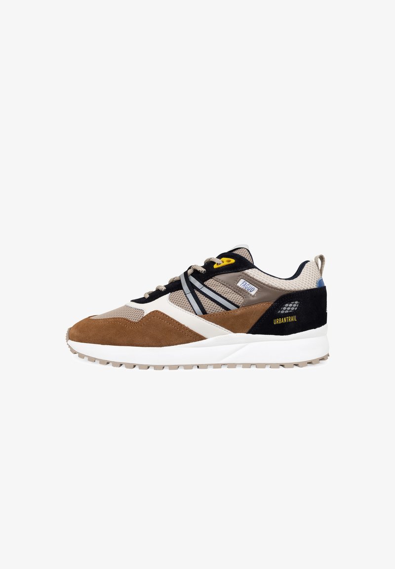 Beige und braune Sportschuh mit Mesh- und Wildledermaterialien, einer strukturierten weißen Sohle und schwarzen Akzenten. Auffälliges gelbes Logodesign.