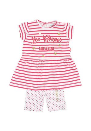 Robe rayée rose et blanche avec jupe évasée, présentant un imprimé doré et des détails étoilés, associée à un short blanc décoré de points rouges.