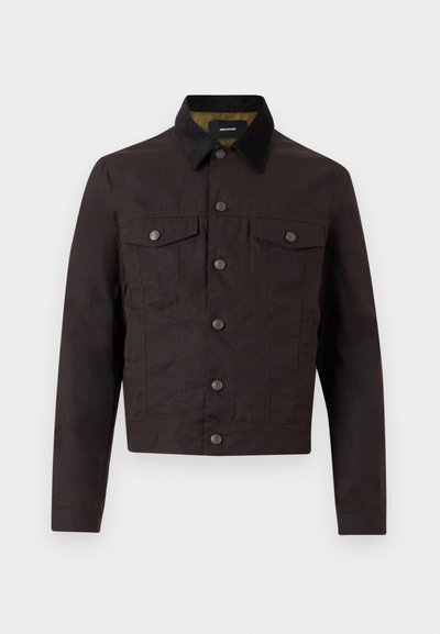 Σκούρο καφέ σακάκι με κουμπιά, μαύρο γιακά, δύο τσέπες με καπάκι στο στήθος και μακριά μανίκια, παρουσιάζεται σε απλό ανοιχτό φόντο.