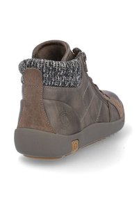 Botas de tobillo de cuero marrón con un puño de punto gris, superficie texturizada y suela de goma. Presentan un zipper lateral y costuras decorativas.