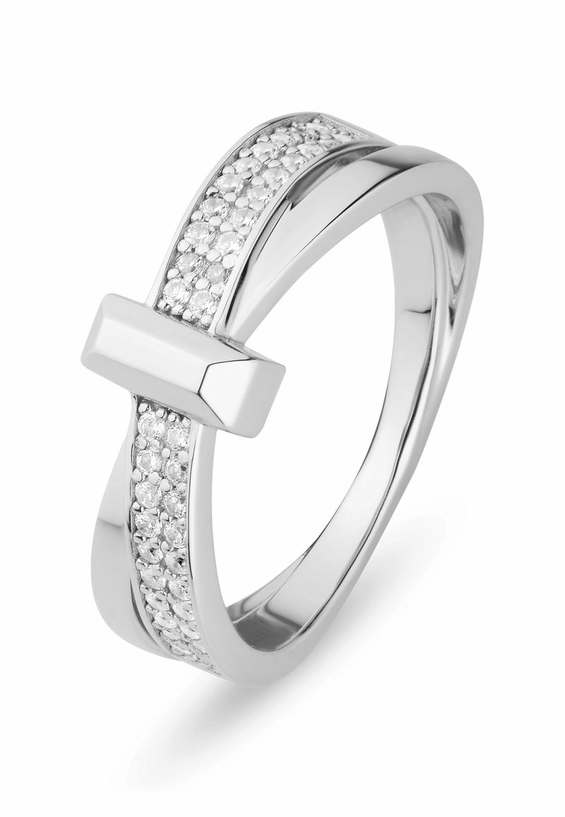 Sølvring med poleret finish; har et bånd prydet med klare sten og en slank geometrisk detalje i midten, der skaber et moderne design.