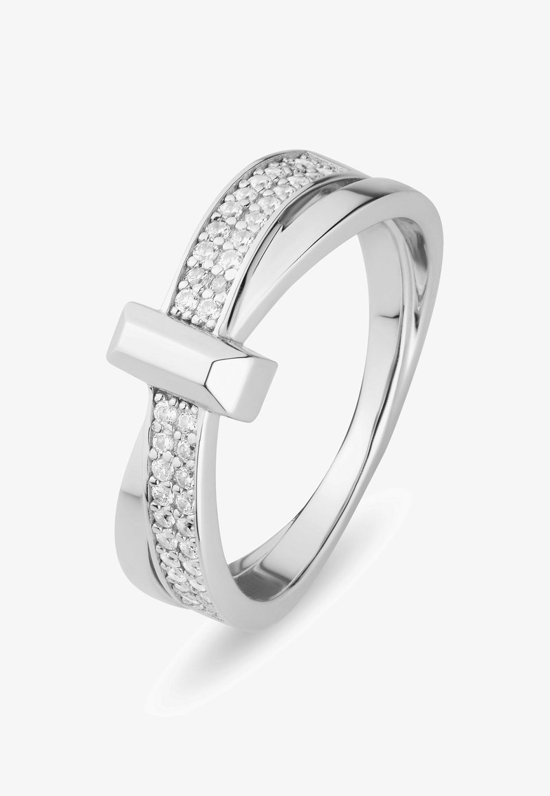 Sølvring med poleret finish; har et bånd prydet med klare sten og en slank geometrisk detalje i midten, der skaber et moderne design.
