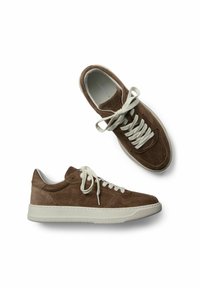 Pruun nubukist sneakerid valge kummist tallaga, ümarad varbad ja kontrastsed beežid paelad. Virnastatud detailid varvaste osal ja pehme sisemus.