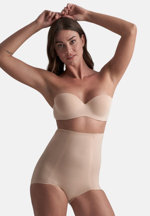 Reggiseno beige senza spalline e mutandine modellanti a vita alta realizzate in tessuto liscio, con bordi senza cuciture e design sagomato.