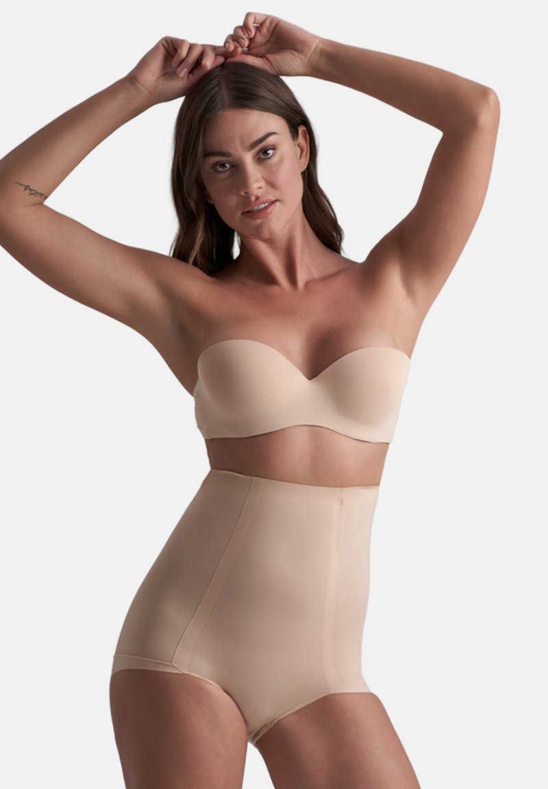 Reggiseno beige senza spalline e mutandine modellanti a vita alta realizzate in tessuto liscio, con bordi senza cuciture e design sagomato.