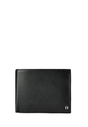 Schwarze strukturierte Leder-Bifold-Geldbörse mit kleinem silbernem Logo in der unteren rechten Ecke auf weißem Hintergrund.