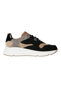 Baskets basses avec panneaux noir, beige et imprimé léopard, lacets noirs et semelle blanche épaisse, vues de profil sur fond blanc.