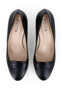 Chaussures à talons hauts en cuir noir avec un design décolleté, bout arrondi et une sangle décorative. Texture lisse et style minimaliste.