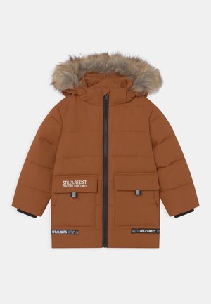 Manteau d’hiver matelassé marron avec capuche bordée de fausse fourrure, fermeture éclair sur le devant, deux grandes poches à rabat, et détails de texte sur la poche et l’ourlet.