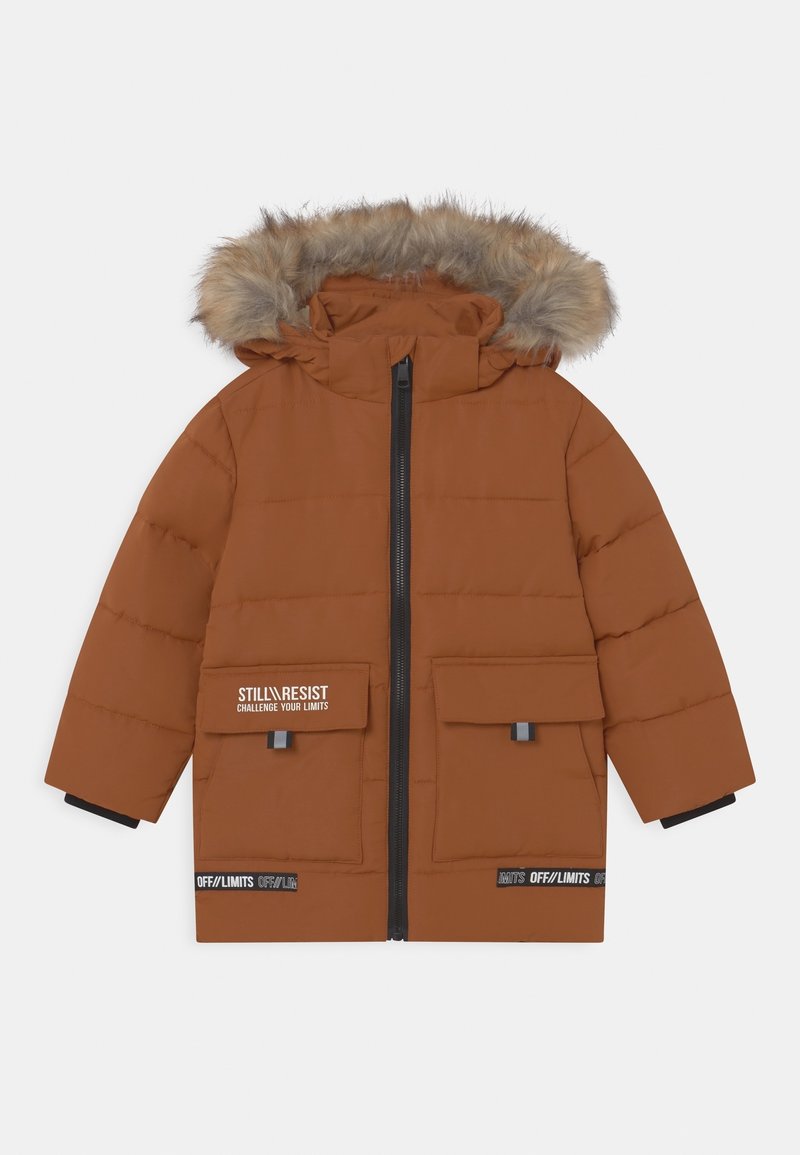 Manteau d’hiver matelassé marron avec capuche bordée de fausse fourrure, fermeture éclair sur le devant, deux grandes poches à rabat, et détails de texte sur la poche et l’ourlet.