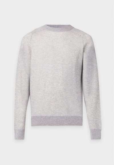 Pull tricoté gris clair à manches longues avec col rond, poignets et ourlet côtelés, présenté à plat sur un fond blanc uni.