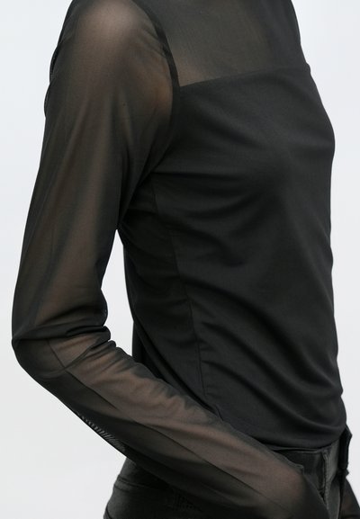Top preto de manga comprida com mangas em malha transparente, design justo, textura suave e decote quadrado, combinado com uma silhueta elegante.