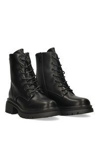 Botas de combate de cuero negro con punta redondeada, altura a media pantorrilla, cordones en el frente, cremallera en el lateral y suela de goma gruesa.