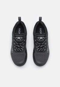 Czarne buty sportowe z fakturowaną cholewką, z szarymi sznurówkami oraz zielonymi i pomarańczowymi akcentami. Widoczna etykieta rozmiaru w środku.