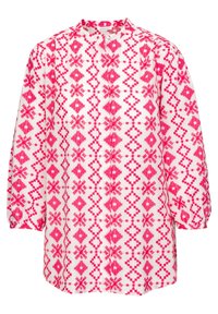 Bílá halenka s dlouhým rukávem vyrobená z lehké látky, která se vyznačuje odvážnými růžovými geometrickými vzory. Má stojáčkový límec a zapínání na knoflíky.