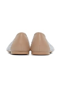 Ballet flat in pelle color cuoio con una parte superiore in rete argentata testurizzata. Punta rotonda e suola bassa e flessibile. Dettagli delle cuciture lungo il tallone e i lati.