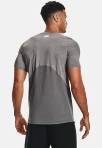 Under Armour FITTED - Sports T-shirts - carbon heather