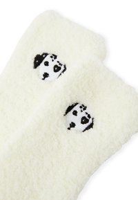 Weiche, weiße Socken mit flauschiger Textur und Stickerei eines schwarzen und weißen Pandagesichts, nebeneinander gelegt für eine klare Sicht auf das Design.