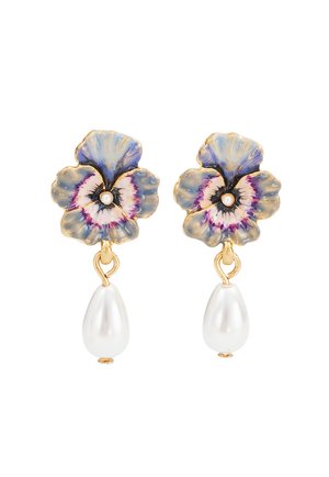 Złote kolczyki w kształcie kwiatów bratek w odcieniach niebieskiego i fioletowego, ozdobione małymi perełkami, z każdą zawieszoną białą perłą w kształcie kropli.