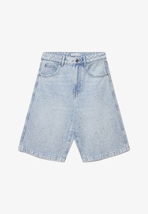 Pantaloncini in denim azzurro chiaro con tasche frontali, passanti per cintura, chiusura con bottone e delicato motivo a macchie sul tessuto.