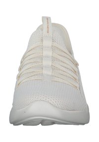 Scarpe da ginnastica di un beige chiaro con tomaia in rete e lacci elasticizzati, dotate di punta arrotondata e suola imbottita per il comfort.