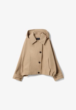 Beige korte jas met een kap, drie zwarte knopen aan de voorkant, twee zakken aan de voorkant en omgeslagen manchetten aan de lange mouwen.