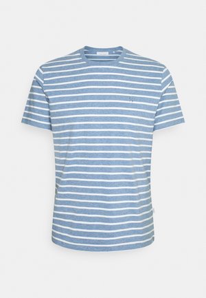 Niebiesko-biała koszulka w paski wykonana z miękkiego materiału, z okrągłym dekoltem i krótkimi rękawami, z małym logo na piersi.