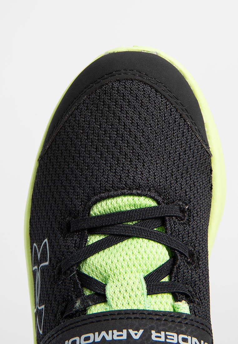 Schwarzer Sportschuh mit einem texturierten Mesh-Obermaterial, limonengrünen Akzenten und schwarzen Schnürsenkeln. Verfügt über eine verstärkte Zehenkappe und ein Markenlogo.