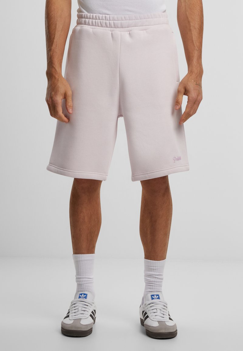 Lyserøde treningsshorts med elastisk midje, sidelommer og en liten logo-detajl. Laget av mykt stoff med en jevn tekstur.