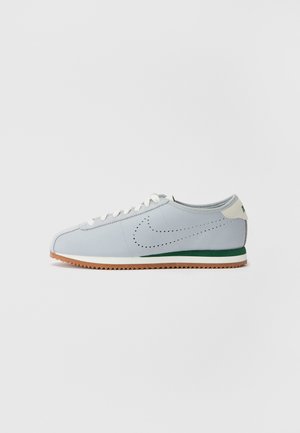 Nike Sportswear CORTEZ - Tenisice - wolf grey/sport green/summit white/gum med brown